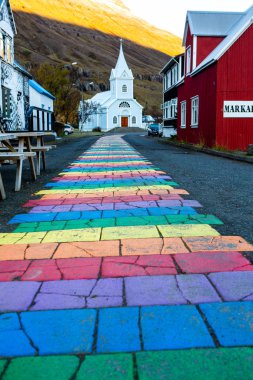 Doğu İzlanda 'daki küçük Seydisfjordur kasabasının manzarası. Resimli kırsal kasaba. İzlanda 'nın güzel manzarası.