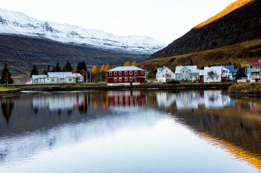 Doğu İzlanda 'daki küçük Seydisfjordur kasabasının manzarası. Resimli kırsal kasaba. İzlanda 'nın güzel manzarası.