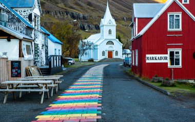 Doğu İzlanda 'daki küçük Seydisfjordur kasabasının manzarası. Resimli kırsal kasaba. İzlanda 'nın güzel manzarası.