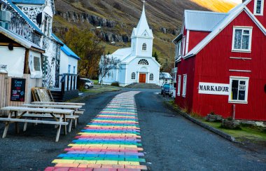Doğu İzlanda 'daki küçük Seydisfjordur kasabasının manzarası. Resimli kırsal kasaba. İzlanda 'nın güzel manzarası.