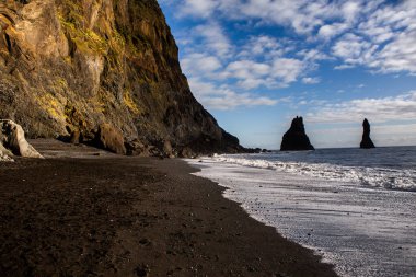 Görüntü siyah kum plaj yakınındaki South Coast İzlanda, Vik. Beyaz Köpük Güney İzlanda bir siyah lav plajda. Konumlar ve İzlanda doğası.