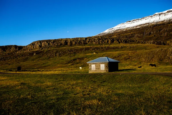 五彩缤纷的秋天 去冰岛旅行 美丽的冰岛风景 有高山 天空和云彩 — 图库照片
