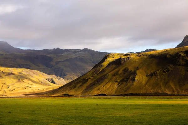 Színes Őszi Természet Utazás Izlandra Gyönyörű Izlandi Táj Hegyekkel Égbolttal — Stock Fotó
