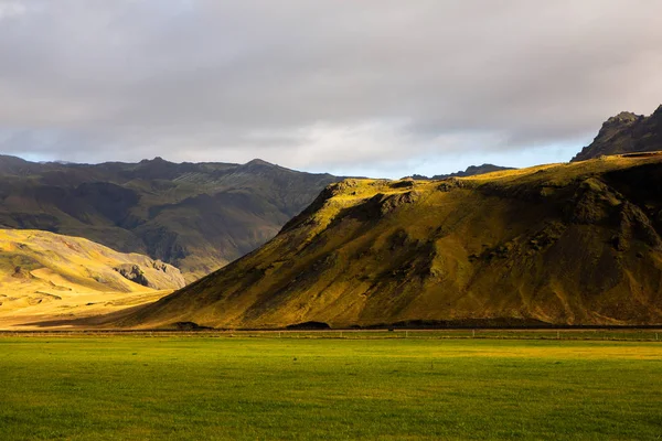 Fargerik Høstnatur Reis Til Island Vakkert Islandsk Landskap Med Fjell – stockfoto