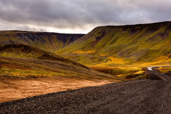 五彩缤纷的秋天 去冰岛旅行 美丽的冰岛风景 有高山 天空和云彩 — 图库照片