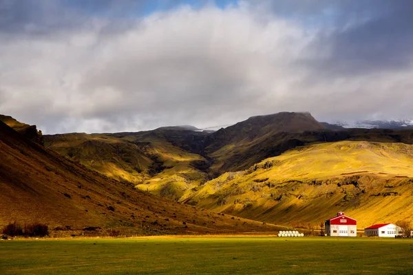 Barevná Podzimní Příroda Cestujte Island Krásná Islandská Krajina Horami Oblohou — Stock fotografie