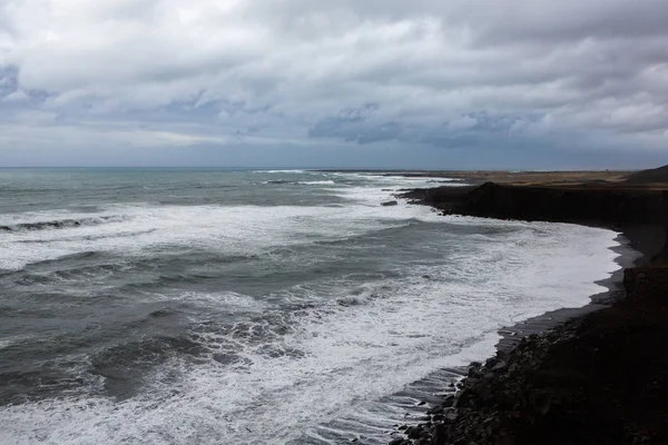 Piękne Wybrzeże Oceanu Atlantyckiego Górami Fale Północnoatlantyckiego Oceanu Rozbijają Się — Zdjęcie stockowe