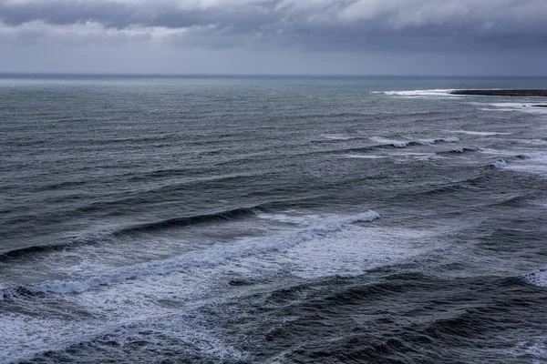 Hermosa Costa Del Océano Atlántico Con Montañas Olas Del Océano — Foto de Stock