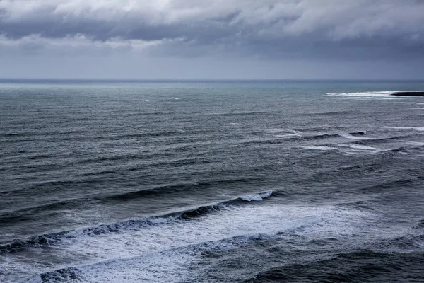 Красивое Побережье Атлантического Океана Горами Волны Северного Атлантического Океана Обрушившиеся — стоковое фото