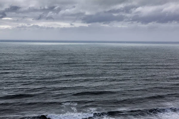 Hermosa Costa Del Océano Atlántico Con Montañas Olas Del Océano — Foto de Stock