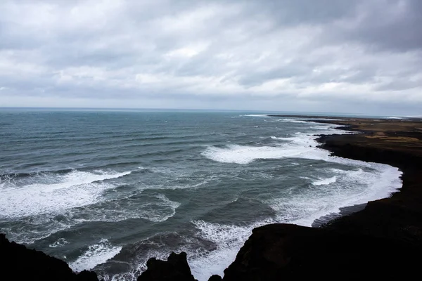 Atlanti Óceán Gyönyörű Partja Hegyekkel Atlanti Óceán Hullámai Zuhantak Icelandi — Stock Fotó