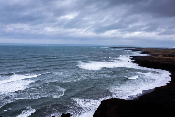 Smuk Kyst Atlanterhavet Med Bjerge Bølger Det Nordatlantiske Hav Styrter - Stock-foto