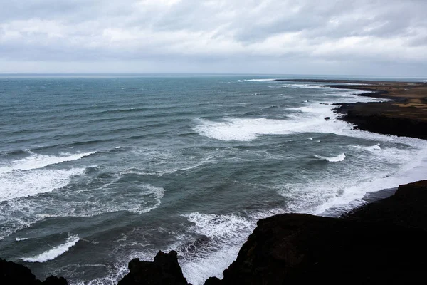 Atlanti Óceán Gyönyörű Partja Hegyekkel Atlanti Óceán Hullámai Zuhantak Icelandi — Stock Fotó