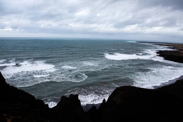 Hermosa Costa Del Océano Atlántico Con Montañas Olas Del Océano — Foto de Stock