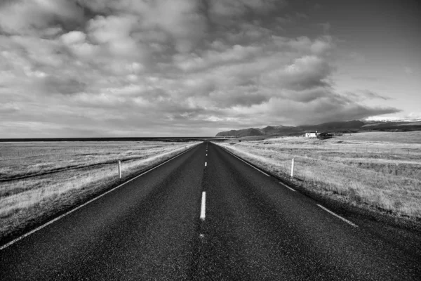İzlanda 'ya giden yol. Yol ve araba manzaralı ve gün batımlı. Yolculuk konsepti. Araba yolculuğu macerası. Seyahat konsepti. Özgürlük.