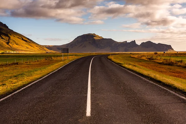 Camino Través Islandia Paisaje Camino Coche Viaje Escénico Puesta Sol — Foto de Stock