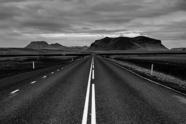 Strada Attraverso Paesaggio Islandese Viaggio Strada Auto Panoramico Tramonto Concetto — Foto Stock