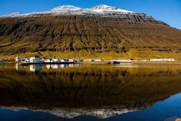 Vista Panorâmica Pequena Cidade Seydisfjordur Islândia Oriental Pitoresca Cidade Rural — Fotografia de Stock
