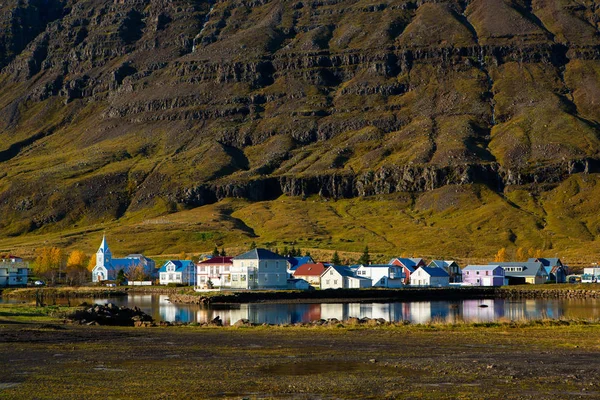 Γραφική Θέα Της Μικρής Πόλης Seydisfjordur Στην Ανατολική Ισλανδία Γραφική — Φωτογραφία Αρχείου