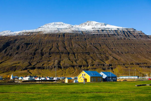 Vista Panorâmica Pequena Cidade Seydisfjordur Islândia Oriental Pitoresca Cidade Rural — Fotografia de Stock