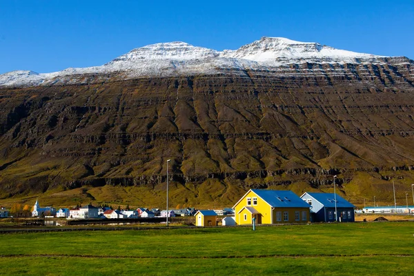 Vista Panorâmica Pequena Cidade Seydisfjordur Islândia Oriental Pitoresca Cidade Rural — Fotografia de Stock