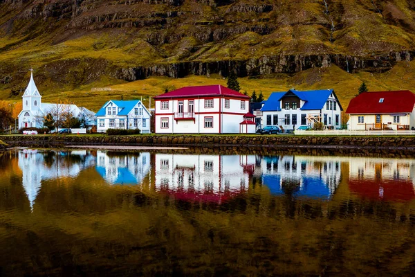 Vista Panorâmica Pequena Cidade Seydisfjordur Islândia Oriental Pitoresca Cidade Rural — Fotografia de Stock