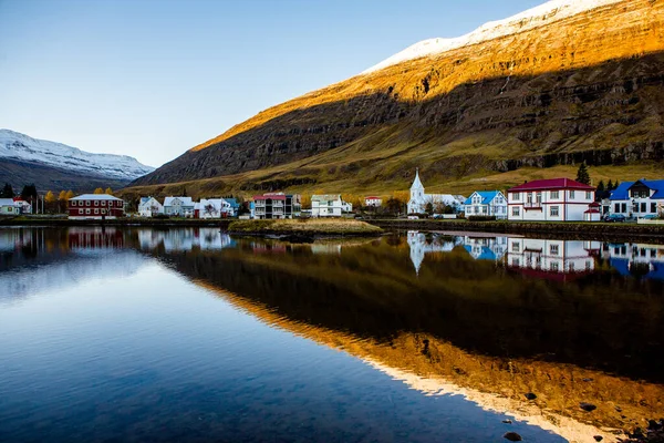 Vista Panorâmica Pequena Cidade Seydisfjordur Islândia Oriental Pitoresca Cidade Rural — Fotografia de Stock