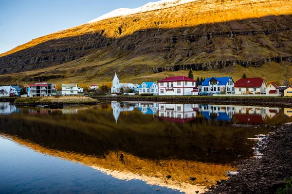 Сценічний Вид Маленьке Місто Сейдісфьордур Східну Ісландію Мальовниче Сільське Місто — стокове фото