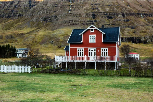 Vista Panorâmica Pequena Cidade Seydisfjordur Islândia Oriental Pitoresca Cidade Rural — Fotografia de Stock