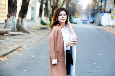 Şehir caddesinde çay içen şık bir kadın. Sokakta kahve bardaklı hippi Avrupalı kız. Şehir caddesinde elinde bir fincan kahveyle çok güzel bir genç bayan. Kahve molası. Kahve hazır.. 