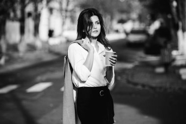 Şehir caddesinde çay içen şık bir kadın. Sokakta kahve bardaklı hippi Avrupalı kız. Şehir caddesinde elinde bir fincan kahveyle çok güzel bir genç bayan. Kahve molası. Kahve hazır.. 