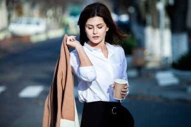 Şehir caddesinde çay içen şık bir kadın. Sokakta kahve bardaklı hippi Avrupalı kız. Şehir caddesinde elinde bir fincan kahveyle çok güzel bir genç bayan. Kahve molası. Kahve hazır.. 