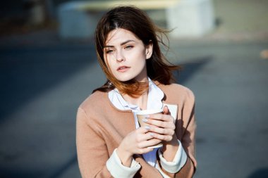Şehir caddesinde çay içen şık bir kadın. Sokakta kahve bardaklı hippi Avrupalı kız. Şehir caddesinde elinde bir fincan kahveyle çok güzel bir genç bayan. Kahve molası. Kahve hazır.. 