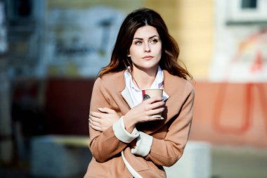 Şehir caddesinde çay içen şık bir kadın. Sokakta kahve bardaklı hippi Avrupalı kız. Şehir caddesinde elinde bir fincan kahveyle çok güzel bir genç bayan. Kahve molası. Kahve hazır.. 