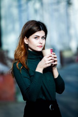 Şehir caddesinde çay içen şık bir kadın. Sokakta kahve bardaklı hippi Avrupalı kız. Şehir caddesinde elinde bir fincan kahveyle çok güzel bir genç bayan. Kahve molası. Kahve hazır.. 