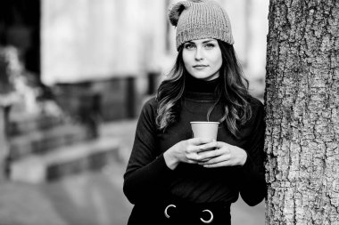 Şehir caddesinde çay içen şık bir kadın. Sokakta kahve bardaklı hippi Avrupalı kız. Şehir caddesinde elinde bir fincan kahveyle çok güzel bir genç bayan. Kahve molası. Kahve hazır.. 