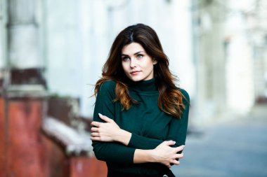 Doğal ciltli kadın yüzünün güzel portresi. Kadın yüzünün güzel portresi. Şehirde poz veren genç ve güzel bir kadın. Harika beyaz bir kadın. Şık bir kız. Hippi. Rusça.