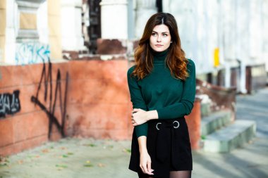 Doğal ciltli kadın yüzünün güzel portresi. Kadın yüzünün güzel portresi. Şehirde poz veren genç ve güzel bir kadın. Harika beyaz bir kadın. Şık bir kız. Hippi. Rusça.