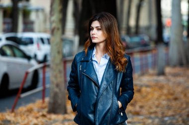 Doğal ciltli kadın yüzünün güzel portresi. Kadın yüzünün güzel portresi. Şehirde poz veren genç ve güzel bir kadın. Harika beyaz bir kadın. Şık bir kız. Hippi. Rusça.