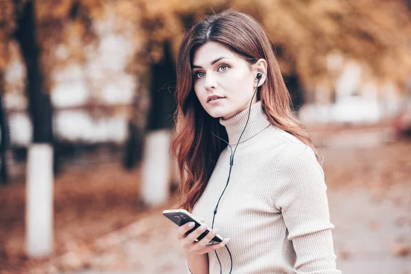 Imagem Bela Mulher Elegante Segurando Telefone Celular Jovem Europeia Rua — Fotografia de Stock