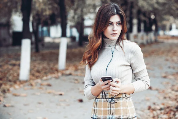 Изображение Красивой Стильной Женщины Мобильным Телефоном Молодая Европейская Девушка Стоит — стоковое фото