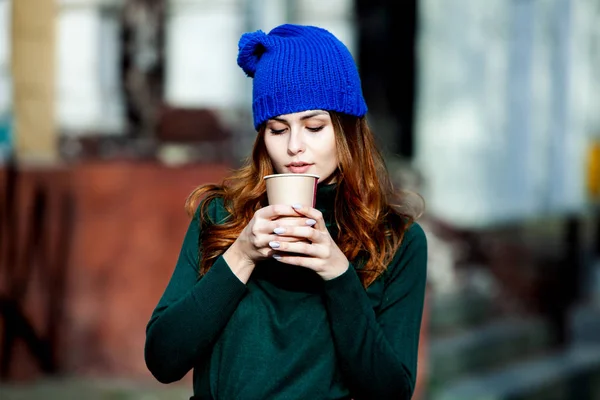 Jeune Femme Élégante Buvant Thé Dans Une Rue Ville Hipster — Photo