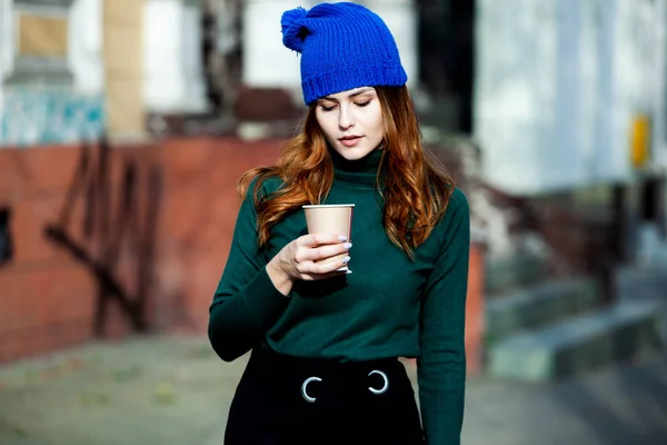 Ung Elegant Kvinna Dricker Stadsgata Hipster Europeiska Flicka Med Latte — Stockfoto