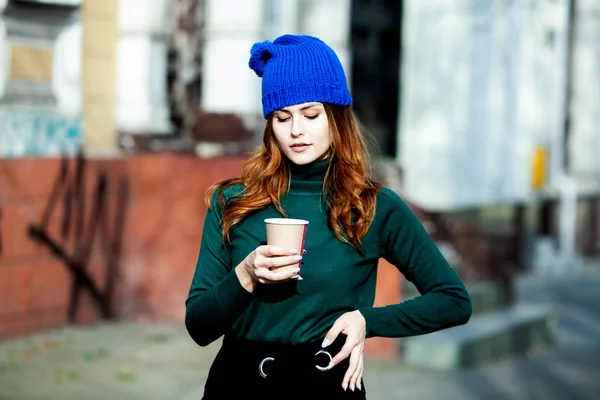 Junge Stilvolle Frau Beim Teetrinken Einer Straße Der Stadt Hipster — Stockfoto