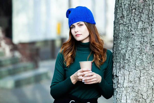 在城市街道上喝茶的年轻时髦女人 嬉皮士欧洲女孩与拿铁纸杯在街上 漂亮的年轻女子在城市街道上喝咖啡 喝咖啡休息 咖啡好了 — 图库照片