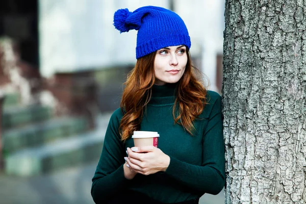 Junge Stilvolle Frau Beim Teetrinken Einer Straße Der Stadt Hipster — Stockfoto