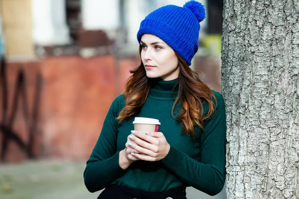 Mujer Joven Elegante Que Bebe Una Calle Ciudad Hipster Chica —  Fotos de Stock