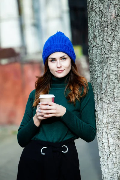 Mujer Joven Elegante Que Bebe Una Calle Ciudad Hipster Chica —  Fotos de Stock