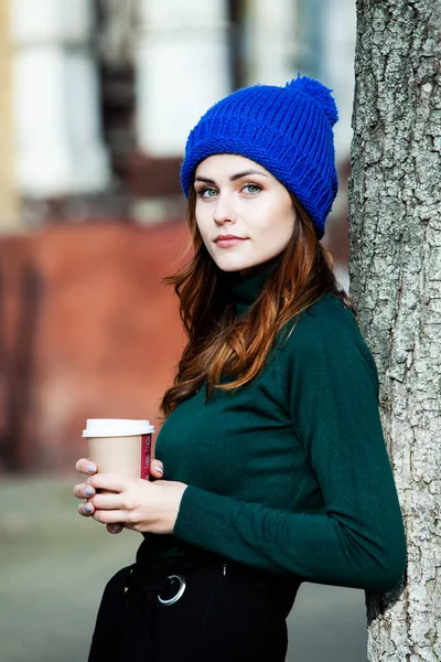 Mujer Joven Elegante Que Bebe Una Calle Ciudad Hipster Chica —  Fotos de Stock