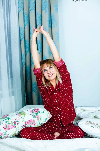 Młoda Kobieta Piękna Budząc Pokoju Światło Leżąc Łóżku Sleepwear Miłej — Zdjęcie stockowe